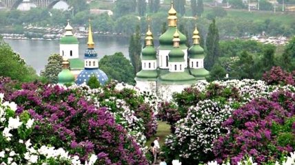 В ботаническом саду Киева проходят торжества по случаю Дня матери