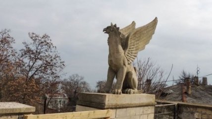 С Митридатской лестницы в оккупированной Керчи сняли скульптуры грифонов
