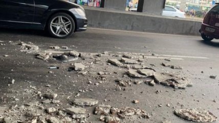 В Киеве кусок моста упал на проезжающий под ним автомобиль (Фото)