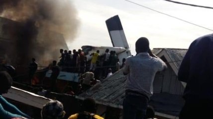 В Конго пассажирский самолет упал на жилой квартал: много погибших (Видео)