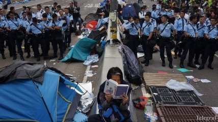 В Гонконге полиция разобрала последние баррикады протестующих