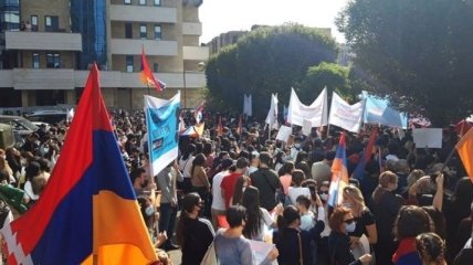 В Ереване проходит митинг за признание независимости Карабаха: эксперт указал на абсурдность ситуации