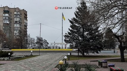 Украинский флаг продолжает реять над городом