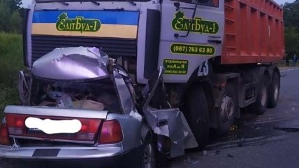 На Полтавщине авто влетело под грузовик, четверо погибли на месте (фото)