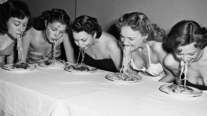 Как проходили конкурсы по скоростному поеданию пищи в 1915 - 1987 годах (Фото)