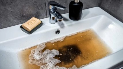 Жир, волосы, остатки зубной пасты могут быть причиной неприятного запаха из стока.