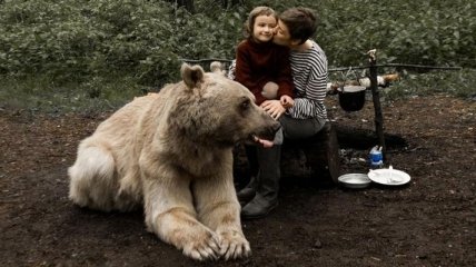 И тут пришел медведь: сказочная фотосессия семьи, играющей с медведем (Фото) 