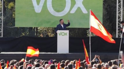 Испанские ультраправые вышли на митинг против "преступного сепаратизма" Каталонии