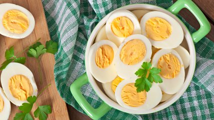 Як чистити варені яйця швидко та легко