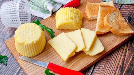 Смачний ніжний сир, виготовлений в домашніх умовах