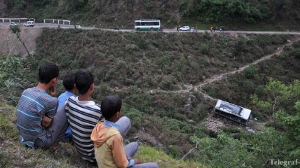 В Индии микроавтобус упал в ущелье: 14 погибших
