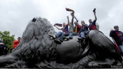 Женщина упала со льва на Трафальгарской площади