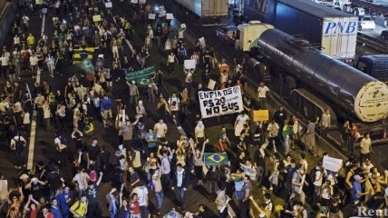 Неизвестный на автомобиле врезался в толпу протестующих в Бразилии