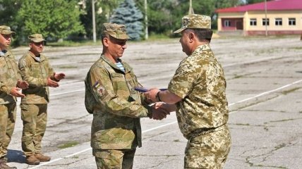Министр обороны наградил одесских десантников