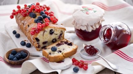Кекс со смородиной – отличный десерт в летнее время