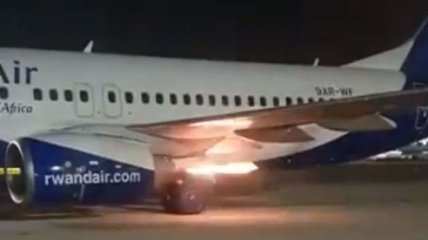 В аэропорту Тель-Авива у самолета Boeing 737 загорелся двигатель: видео