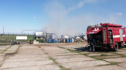 Спасатели тушили пожар на заводе по нефтепереробке: пострадали люди