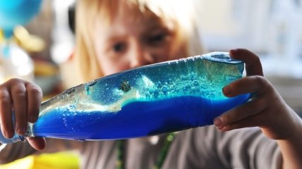 Чем занять ребенка летом: океан в бутылке