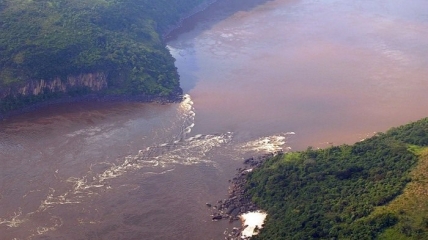 Река Конго стала красной после выброса отходов, которые должны были оставаться нетронутыми