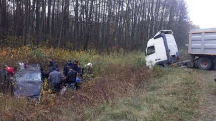 ДТП в Волынской области: легковушка столкнулась с фурой, есть погибшая (Фото)