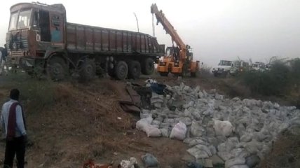 В Индии перевернулся грузовик с цементом: есть погибшие и травмированные