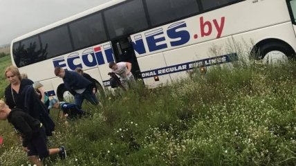 Водитель уснул: под Киевом автобус с детьми съехал в кювет 