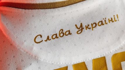 УЕФА объяснил свое решение запретить слоган "Героям слава!" на футболке сборной Украины