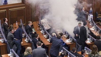 В парламенте Косово распылили слезоточивый газ (Видео)