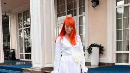 Світлана Тарабарова у модній білій сукні