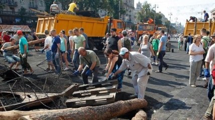 В Киеве демонтируют сцену Майдана и продолжают разбирать баррикады