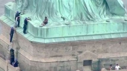 День независимости в США: женщина забралась на Статую Свободы (Видео)