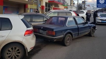 В Харькове пьяный водитель въехал в припаркованные авто 