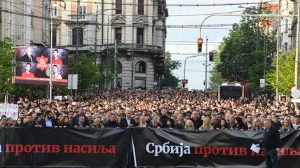 На плакате написан лозунг протеста "Сербия против насилия"
