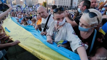 Как политики и известные деятели поздравили украинцев с Днем независимости 