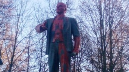 В Петербурге мужчина облил краской памятник Ленину