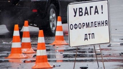 ДТП в Киеве: водитель сбил женщину и врезался в дерево (Видео)