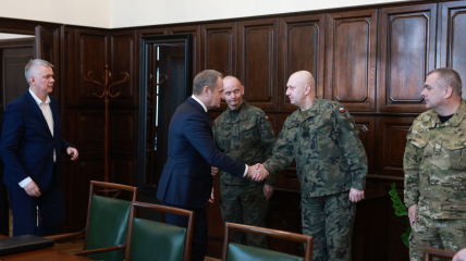 Польський прем'єр Дональд Туск на зустрічі з командуванням міністерства оборони та керівниками служб