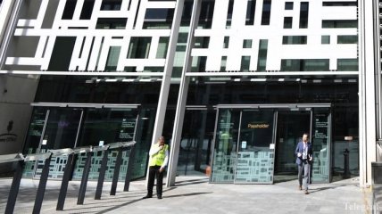 Мужчине ударили ножом в лицо у здания МВД в Лондоне