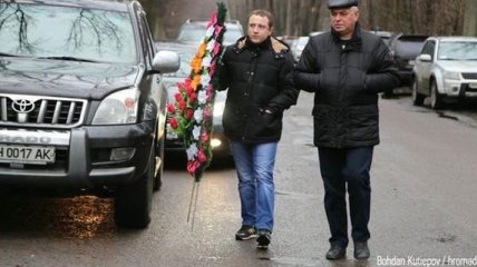 В Киеве люди начали собираться на похороны Чечетова