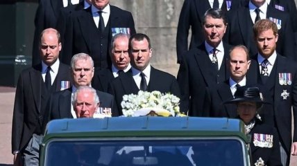 Сын пустил слезу, а внуки впервые за долгое время поговорили: похороны принца Филиппа потрясли королевскую семью
