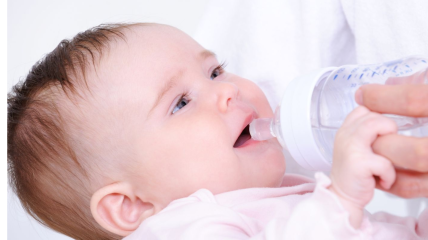 Питьевой режим грудничка летом: нужна ли ребенку вода