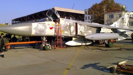 В Николаеве ремонтируют украинские Су-24 (Фото)
