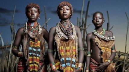 Известный фотограф показал снимки вымирающих племен (Фото)