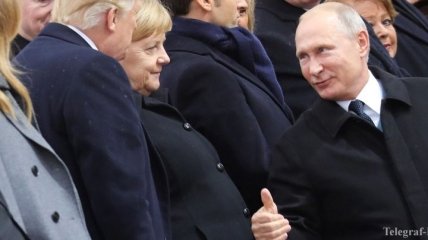 Путин хлопнул Трампа по плечу и показал палец (Видео)