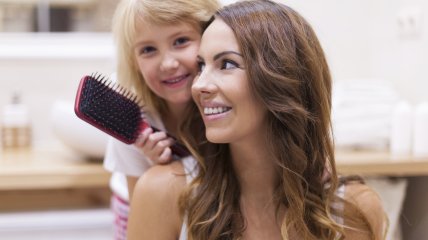 Залог здоровых и блестящих волос - чистая расческа