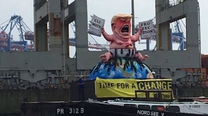 В Гамбурге активисты установили статую президента США в виде младенца