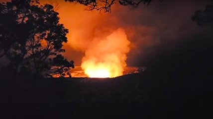 Спал два года: на Гавайях земля сотрясается от проснувшегося вулкана, видео