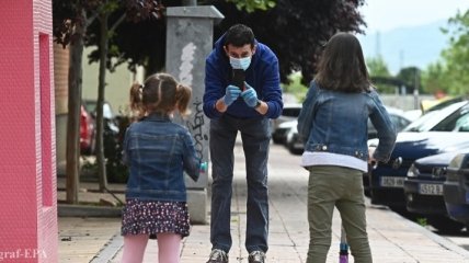 Коронавирус отступает: испанским детям разрешили гулять на улице