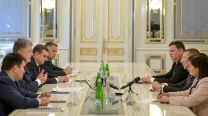 Порошенко и глава МИД Латвии обсудили украинских политзаключенных в РФ