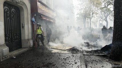 Полиция Парижа со слезоточивым газом разгоняет "желтых жилетов"